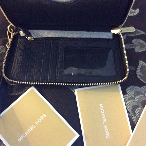 Authentic Michael Kors Jet Set Travel - Picture 3 of 6